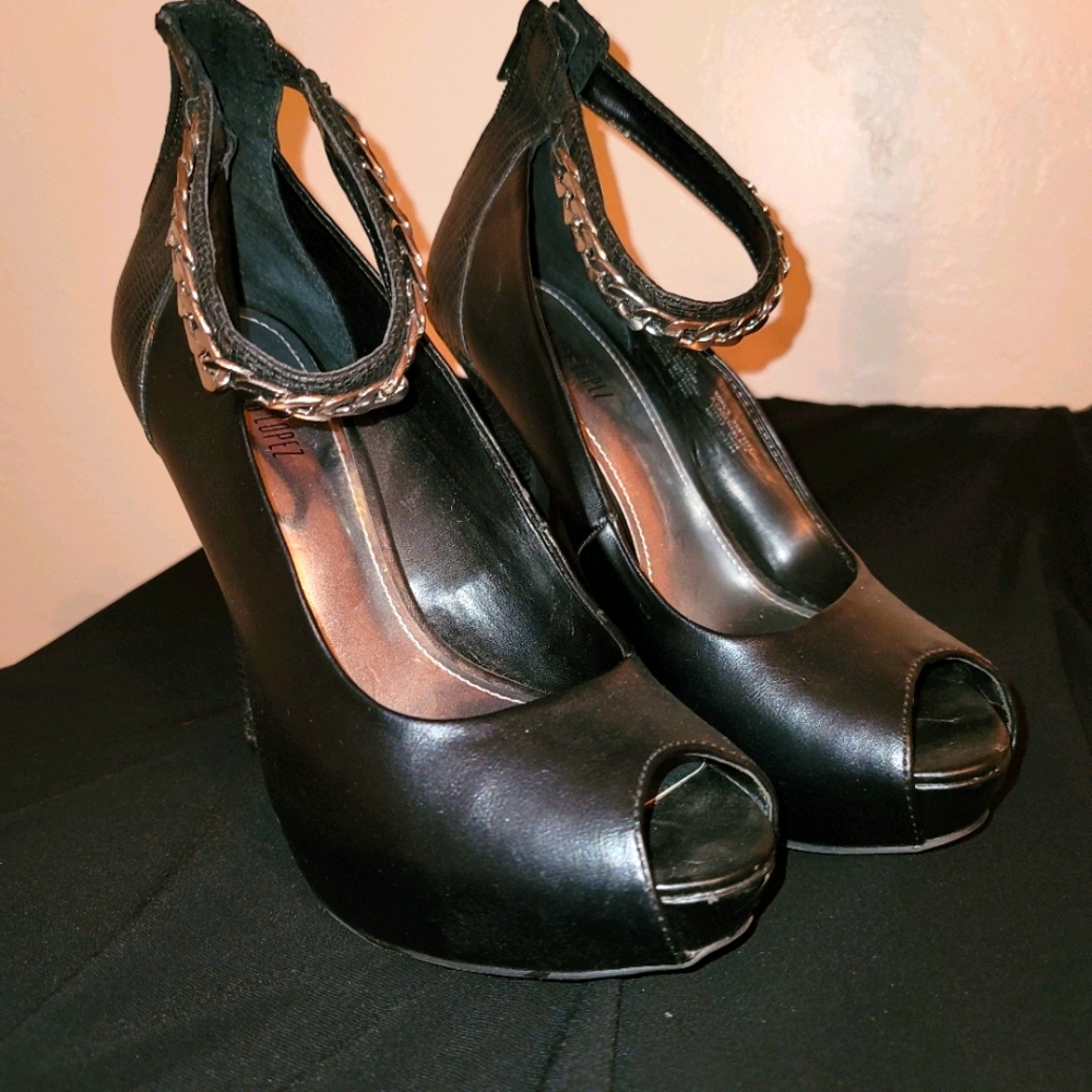 Jennifer Lopez  pumps